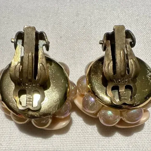 Lucite Flower with Pearl Clip on Earrings. Vintage - Picture 3 of 5